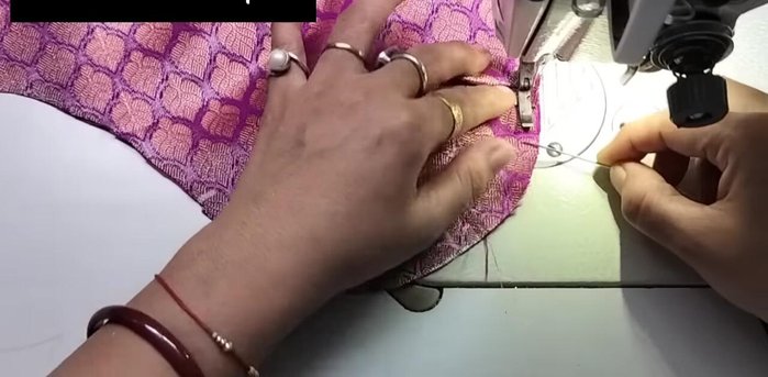 Make gathers for the puff using a needle and thread (plates).