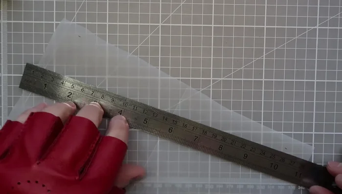 Align the base of your fingers and the glove base with the horizontal line drawn on the tracing paper, and transfer the lines onto your template.