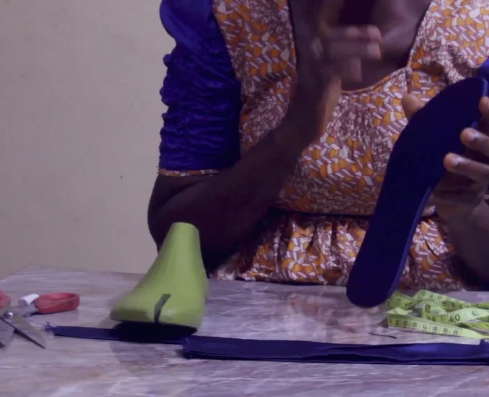 Glue Fabric to Cardboard (Efficient Method): Apply glue ONLY to the cardboard, not the fabric. This prevents glue stains on the fabric. Place the folded and stitched fabric strip onto the glued cardboard, pressing firmly for about 10 seconds to ensure adhesion.