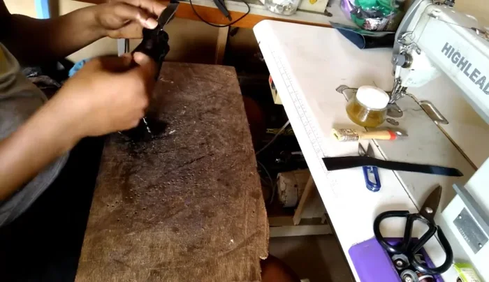 Stitch the back counter to the upper and lining.