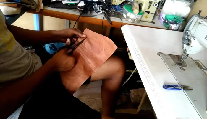 Carefully cut away the lining covering the elastic, leaving a small strap (2cm) to prevent stretching during lasting.