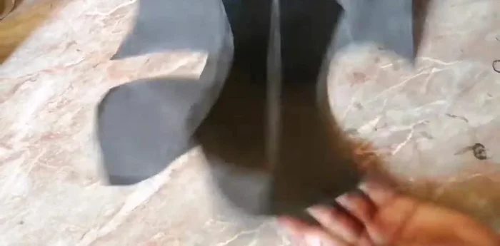 Coat the edges of the combined upper and lining leather.