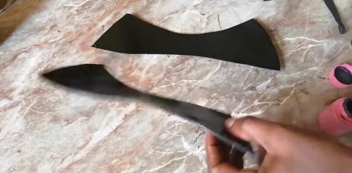 Coat the edges of the combined upper and lining leather.