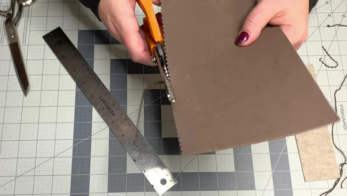 Glue the bumpy part of the midsole to the bottom of the felt.