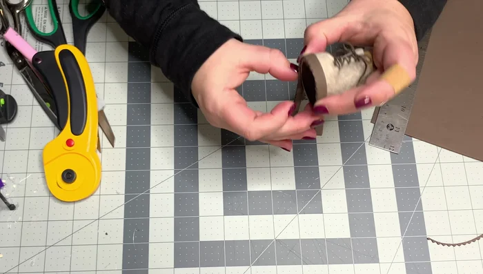 Glue the bumpy part of the midsole to the bottom of the felt.