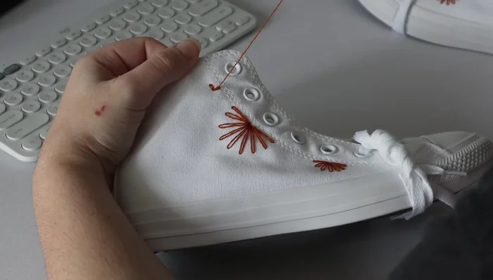 Embroider smaller accent flowers using lazy daisy stitches.