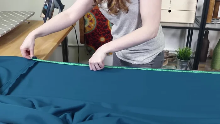 Trim Excess Fabric: After sewing, determine the excess fabric on each side, trim the unnecessary pieces to get the right size.