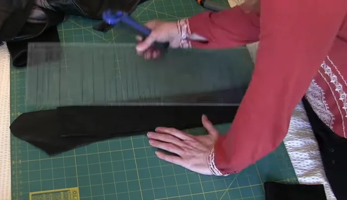 Sew the strips: Sew the two strips for each side together with right sides facing, using a leather needle and quilting thread. Reinforce the seams with top stitching.